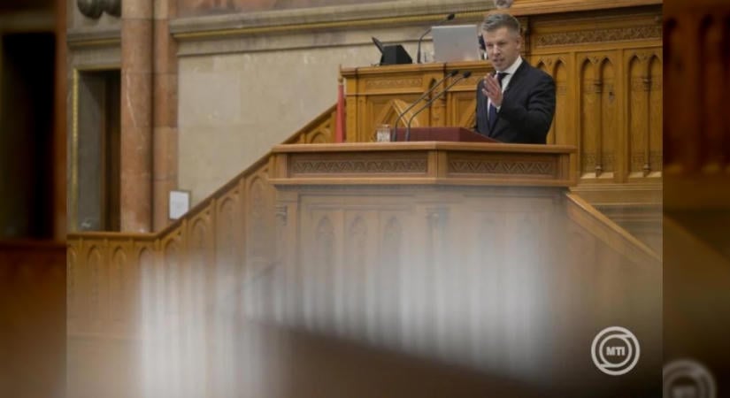 Jelentős családtámogatási és nyugdíjintézkedéseket jelentett be Magyar Péter