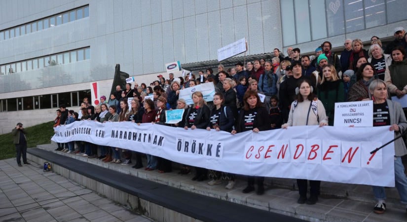 A könyvtárosok sem maradnak örökké csendben – bérrendezést követeltek Pécsen (VIDEÓ)