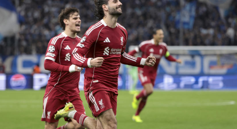 Micsoda hármas! Szoboszlai és Kerkez Steven Gerrarddal pózoltak