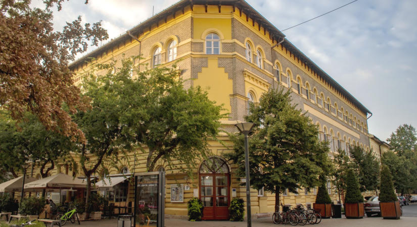 Előadásokkal és kiállításokkal várja látogatóit a Verseghy Ferenc Könyvtár
