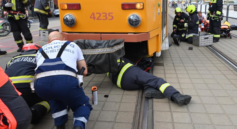 Meghalt a Bukarestbe szállított 6 éves kisfiú, akit a villamos gázolt el a Batthyány téren