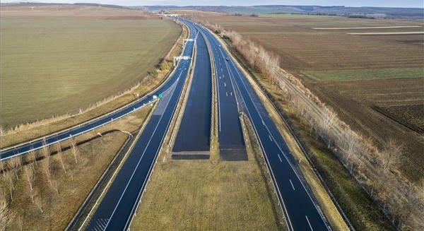 Felülvizsgálják az M6 és az M8 autópálya egyes szakaszaival összefüggő korábbi kormányzati döntéseket