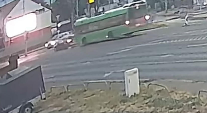 Buszbaleset történt Pécsen, a hírhedt kereszteződésben – sokatmondó felvételen az ütközés