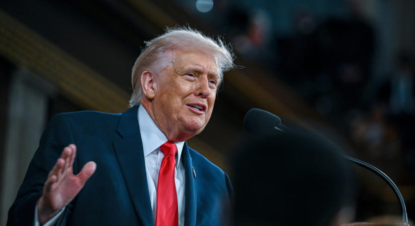 Rohamosan csökken Trump népszerűsége