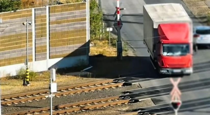 Döbbenet, ami a vasúti átjárónál történt Debrecenben - egymás után hajtottak át a piroson – videóval