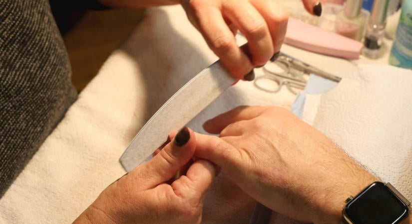 Jelentős mértékben drágíthatnak a szolgáltatók: luxus lesz a körmös, a pillás és a fodrász?