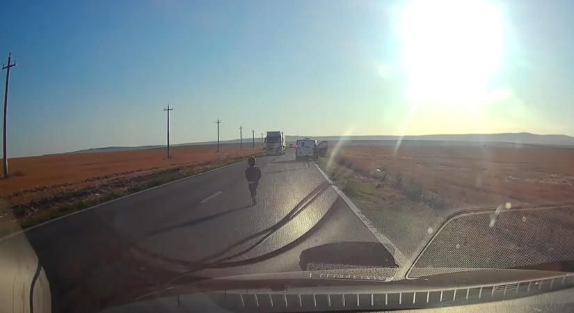 Furgonból esett ki egy gyermek, majd kis híján elgázolta egy kamion (VIDEÓ)