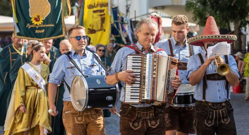 „A méhészet a mezőgazdaság költészete” – mézlovag-avatással zárult a Fehérvári Mézünnep (galéria)