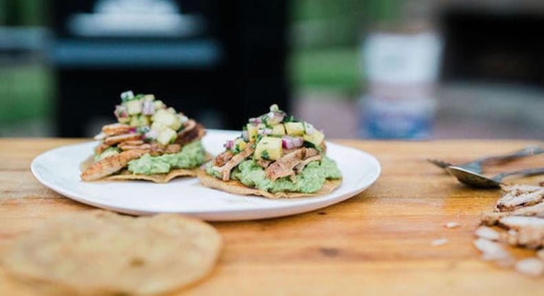 Chipotlés grillcsirke tostada ananászsalsával és avokádókrémmel