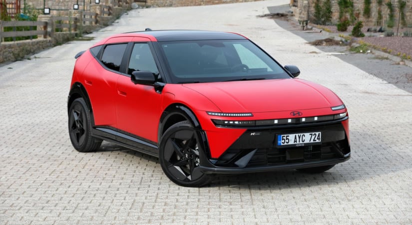 Praktikus és nem unalmas, itt a Hyundai új villanyautója