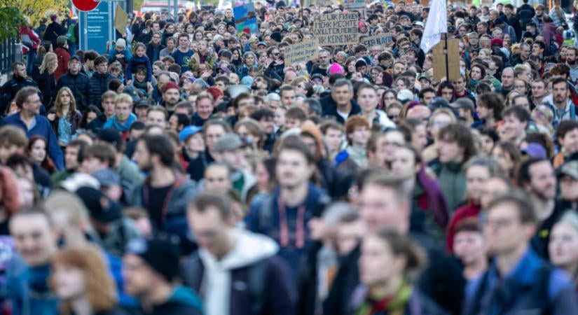 Ezrek tüntettek Jenában, az AfD türingiai vezetőjének fellépése ellen