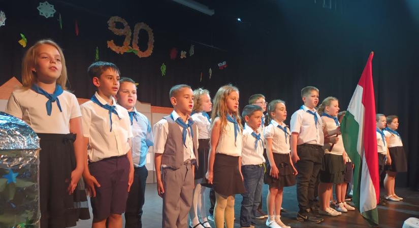 Visszamentek kisdobosnak: időutazással ünnepelt Bánhidán a 90 éves Jókai iskola (képek)
