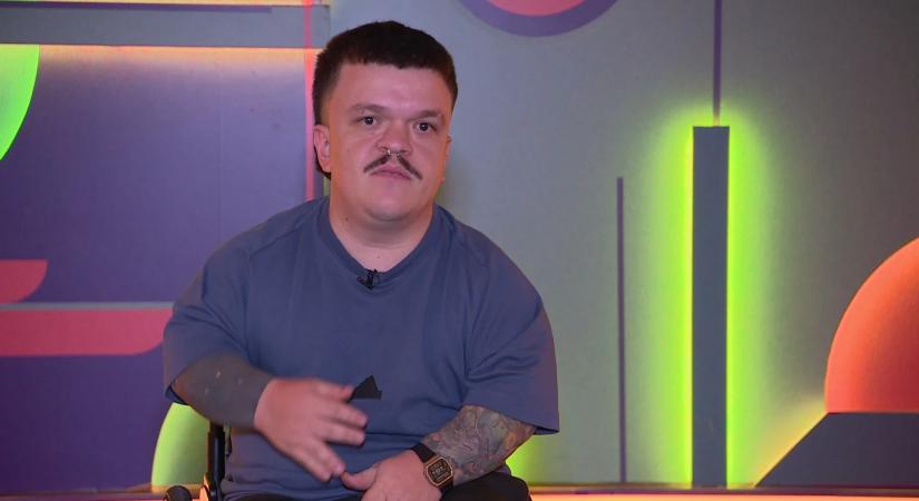 Kerekesszékbe kényszerült, mégis pozitívan és humorral éli életét Lencz Máté standupos