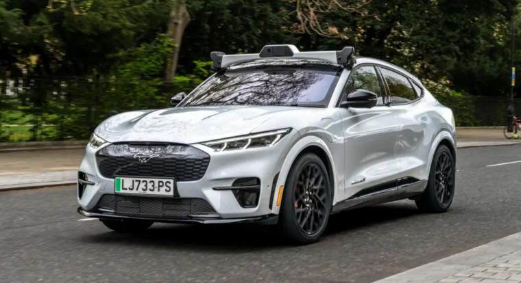 Az Uber elindította az első robotaxikat Londonban, de azért még nem merte teljesen szabadjára engedni őket