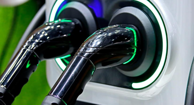 Ledobta a bombát a Tesla: 800 kilométert megy egyetlen töltéssel az új csodafegyver, máris viszik, mint a cukrot