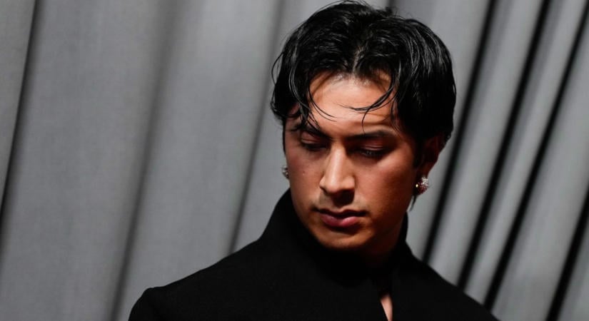 Ami sok, az sok! Hudson Williams rajongóit a színész barátnője állította le: VIDEÓ