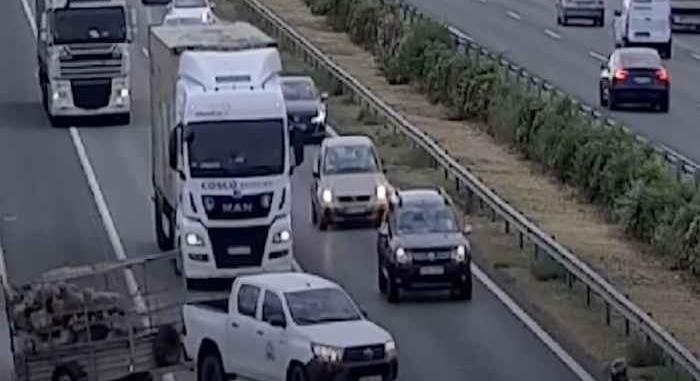 Videó bizonyítja, egy pillanat alatt lehet horror az utánfutózásból