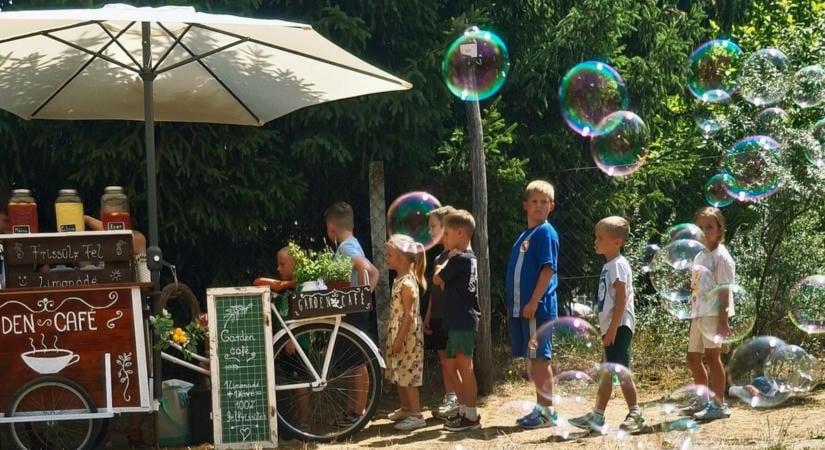 Egy régi Csepelből lett a Garden Café – Limonádéval járja a térséget a gyömörei házaspár