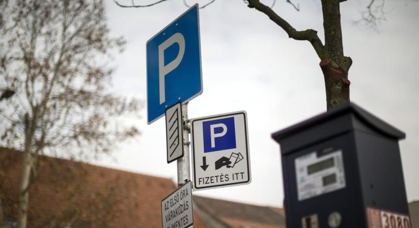 Nem jön még a dupla parkolási díj, a zöld rendszámosok féláron parkolhatnak