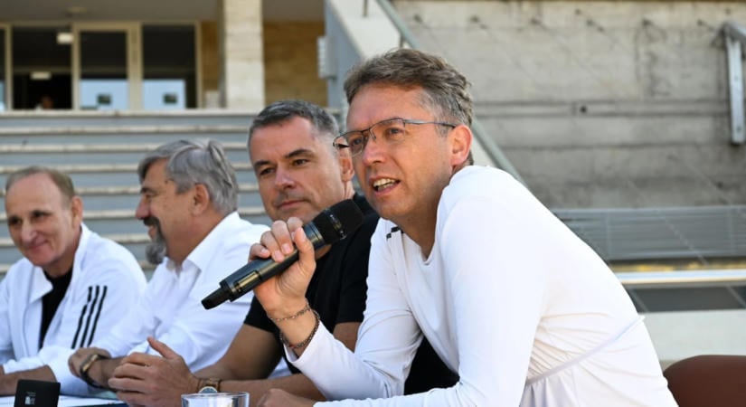 Hankó Balázs még azt mondta, a Parlamentből vigyék el, aztán eltűnt a Facebook-oldala