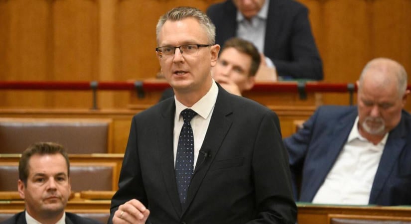 Rétvári Bence szerint Tarr Zoltán titokban, az éj leple alatt nézte meg az általa bezáratott kiállítást