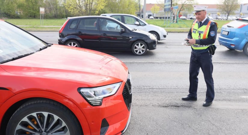 Súlyos bírságot kockáztatnak az autósok: nem mindegy, milyen LED-izzó kerül a fényszóróba