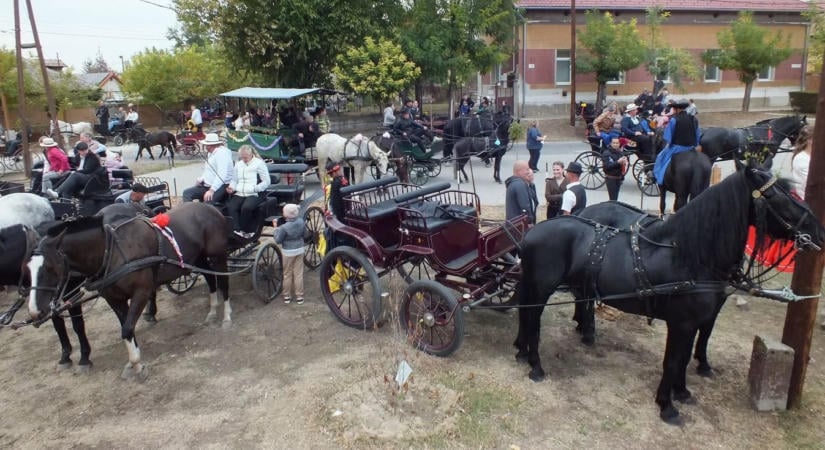 Szalagos hintók és táncosok népesítették be az utcákat
