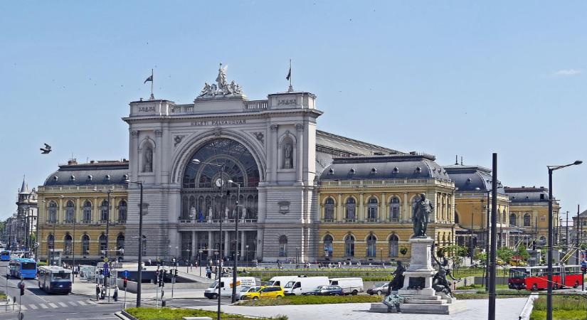 Füstöl egy mozdony a Keletiben