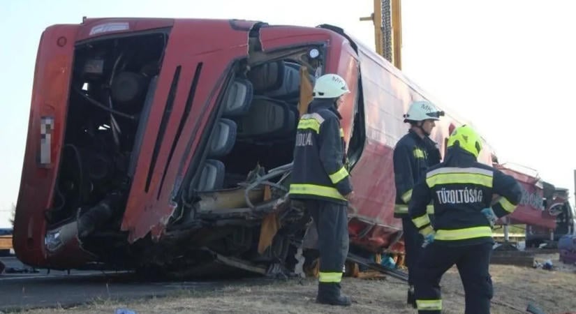 M3-as buszbaleset: letartóztatásban marad a lengyel sofőr