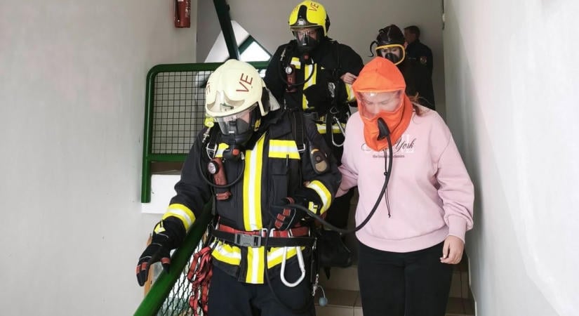 Tűzoltók vonultak ki a bakonyi középiskolához ( fotók)