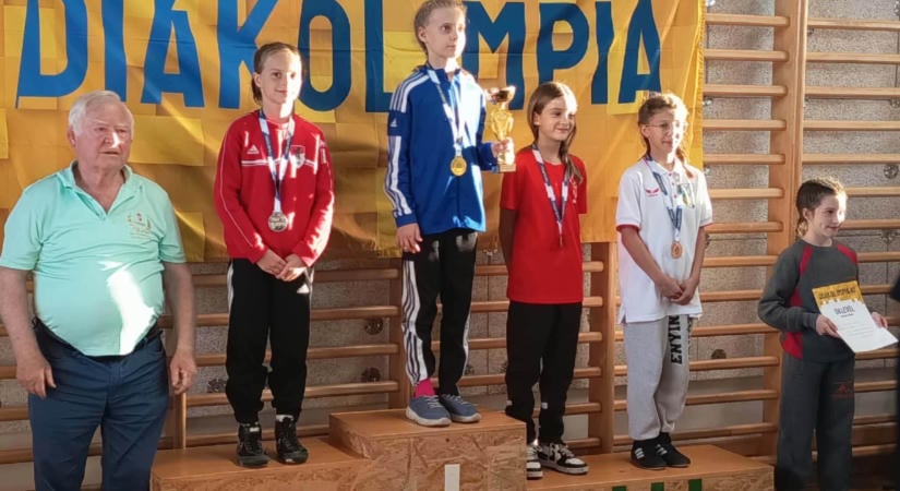 Három érmet szereztek az esztergomi birkózólányok a diákolimpián
