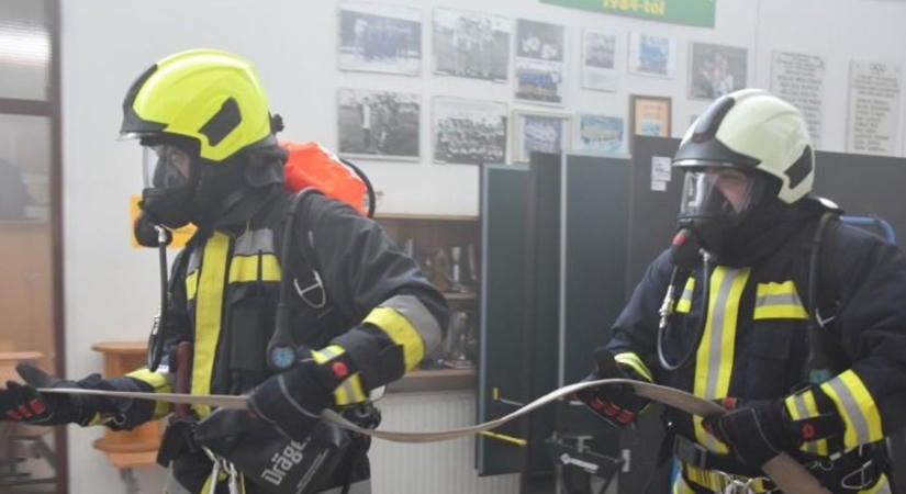 Lángok csaptak fel a nagybajomi iskolában, egy diák is veszélybe került – így vizsgáztak a tűzoltók! (galéria)