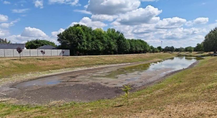 Veszélyben az abonyiak kedvenc pihenőhelye? A Tisza rekordalacsony vízállása a helyi tóra is kihat