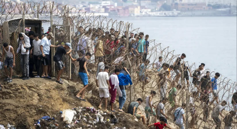 A Ceutát lerohanó több tízezer migráns többsége visszatért Marokkóba