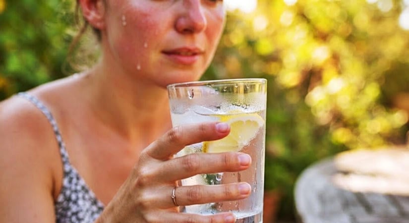 Mennyi vizet kell inni kánikulában? Ezek a kiszáradás első jelei