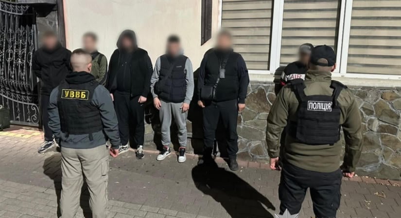Öt férfi határátlépésének megszervezésével gyanúsítanak egy jánosi lakost