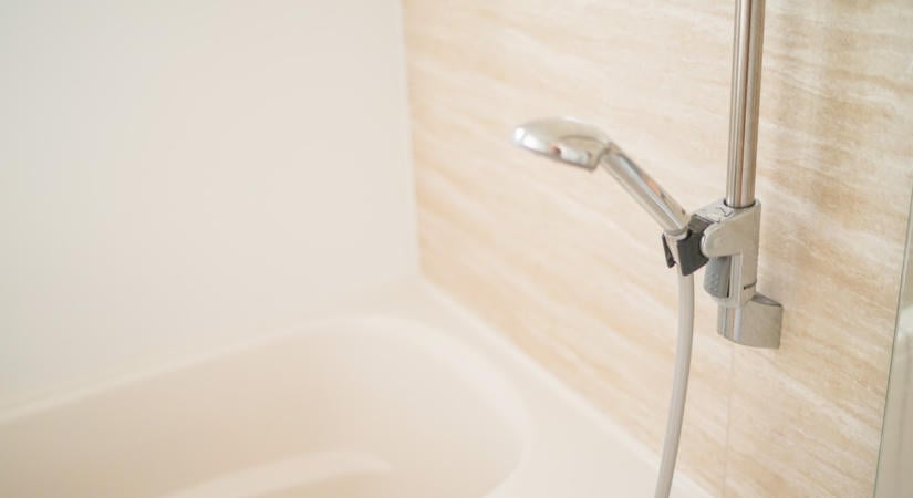 Veszélyes baktériumok rejtőzhetnek a zuhanyfejben, így szabadulhatsz meg tőlük