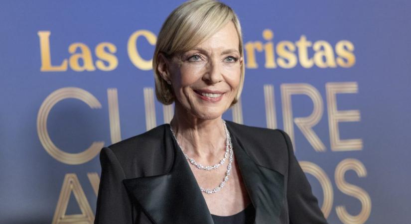 Bodyban, nadrág nélkül vörös szőnyegezett Allison Janney