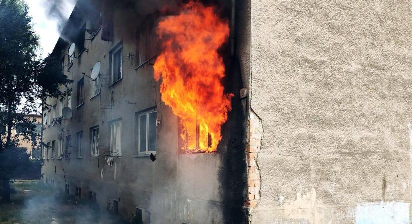 Tűz ütött ki egy lakóházban, egy négyéves gyereket újra kellett éleszteni (FOTÓ)