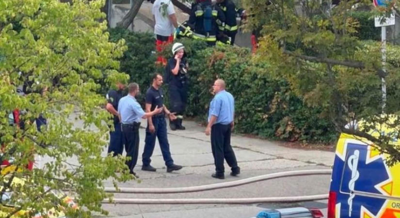 Hetedik emeleti tűz: több mint húsz lakót mentettek ki a rendőrök