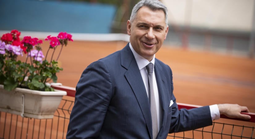 Lázár János kastélya mellett napelempark és több más létesítmény is engedély nélkül épült az erdőben