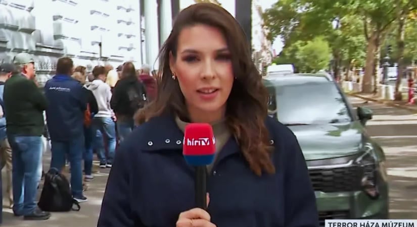 Az újranyitott Terror Háza Múzeum előtt a látogatókat egy tábla fogadta