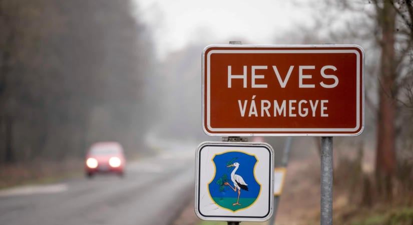 Nem semmi, milyen spórolós megoldást találtak ki a megyehatárjelző táblák cseréjére