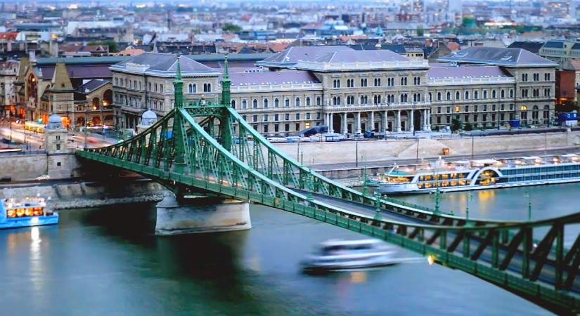 Így lehet mesterdiplomát szerezni akár egy év alatt, könnyítenek a már munkába állt hallgatók követelményein