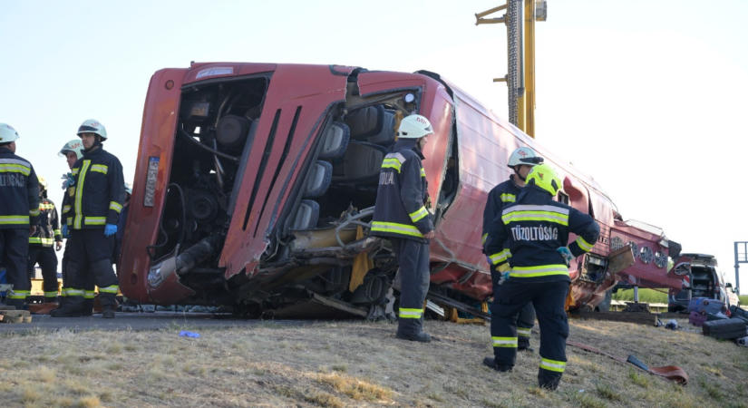 Tizenkét áldozata van a hajnali magyarországi busztragédiának