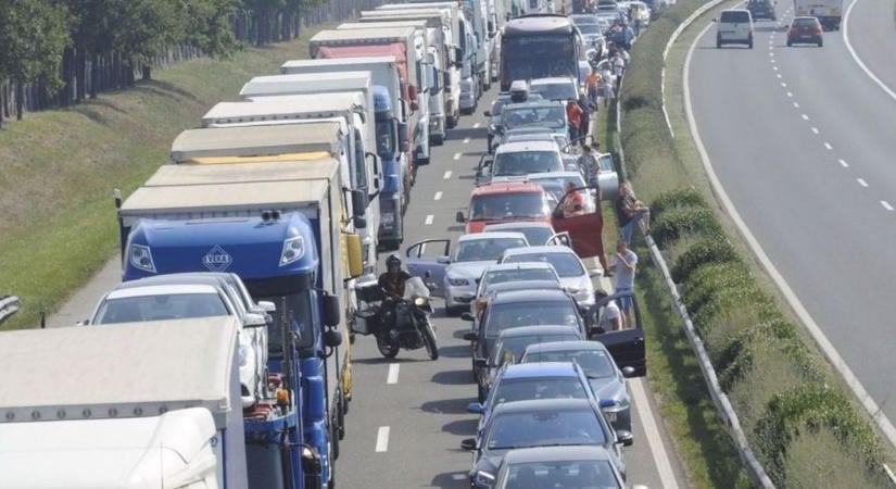 Hatalmas baleset történt az M3-ason: egy ember a roncsba szorult