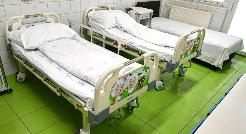 Új gyermekágyak érkeztek a miskolci kórházba a Pro Filii Alapítvány támogatásából