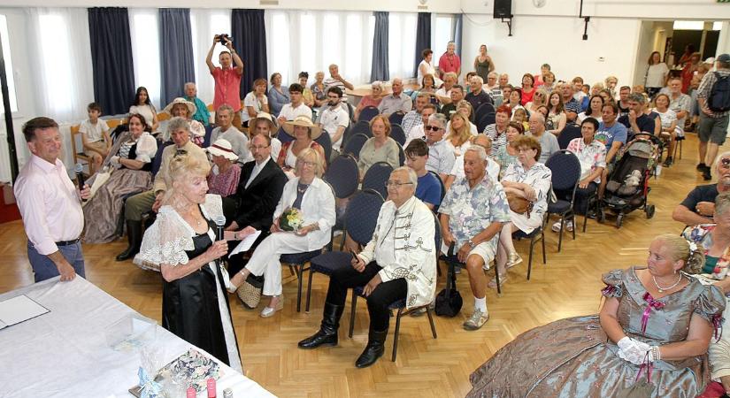 A Jókai hajóval érkeztek a hagyományőrzők Alsóörsre (veol.hu)