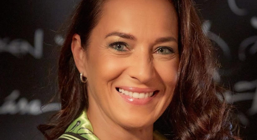 Az első közös fotó. Fésűs Nelly két lányával és a kis hajasbaba unokával, Yanával egy képen