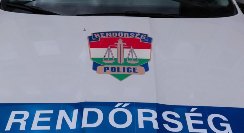 Forrnak az indulatok a Terror Házánál: Rendőri intézkedés zavarta meg a demonstrációt